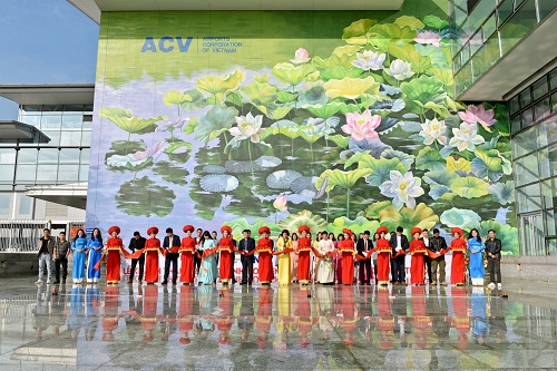 Lễ cắt băng khánh thành tranh hoa sen tại Cảng Hàng không quốc tế Nội Bài